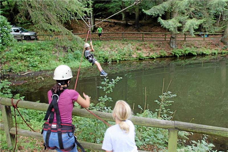Doch dafür machte die Fahrt mit der Seilbahn über den Teich unterhalb der Sennhütte den Kindern dann umso mehr Spaß.