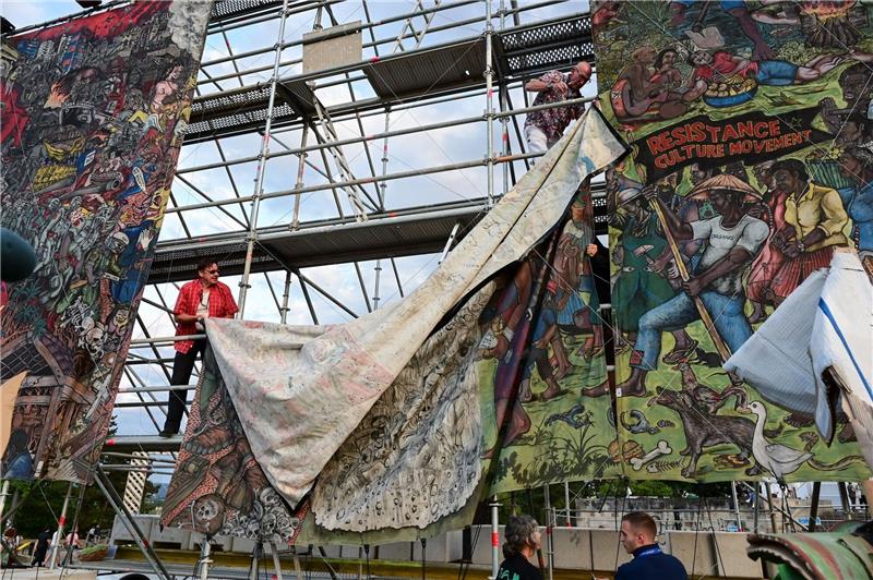Keine Ermittlungen nach Antisemitismus-Eklat zur documenta Documenta-Mitarbeiter bauen im Juni 2022 das umstrittene Großbanner «People's Justice» des indonesischen Künstlerkollektivs Taring Padi ab.