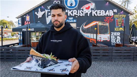 Dönerketten-Chef Sergen Kolcu vor einer seiner Filialen in Bielefeld.