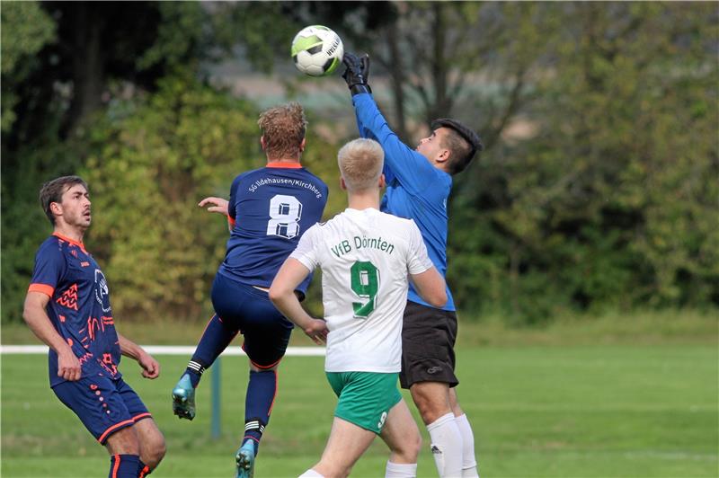 VfB Dörnten springt auf Rang drei Dörntens Torhüter Dustin Quach, der hier vor Justin Rieseberg klärt, ist einer der Sieggaranten beim 2:1-Heimerfolg des VfB gegen die SG Ildehausen/Kirchberg. Foto: Gietemann