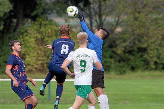 Dörntens Torhüter Dustin Quach, der hier vor Justin Rieseberg klärt, ist einer der Sieggaranten beim 2:1-Heimerfolg des VfB gegen die SG Ildehausen/Kirchberg. Foto: Gietemann