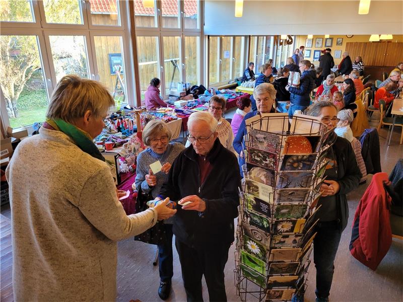 Bad Harzburg läutet die Vorweihnachtszeit ein Dörte Koopmann-Selig (l.) und Dagmar Hauke verteilen während des Adventsbasars im Harlingeröder Gemeindehaus Tombola-Preise an Gewinner.