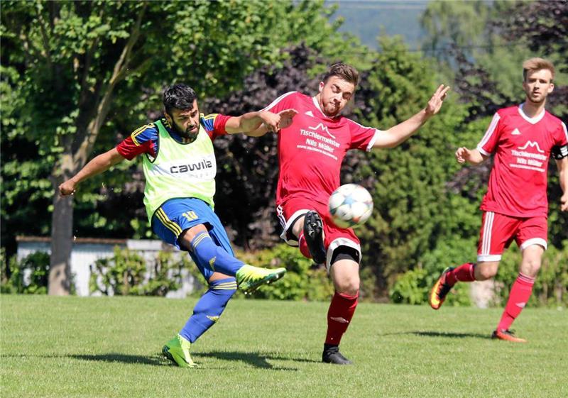 Dogan Karaaslan (li.) bringt den VfL Oker/TSKV im Spiel bei der SG Ildehausen/Kirchberg mit 1:0 in Führung. Matteo Melone und seine Kollegen müssen sich am Ende mit 1:2 geschlagen geben.  Foto: Neuendorf
