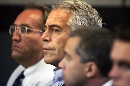 Dokumente mit Klarnamen könnten Aufschluss darüber geben, wer in den Missbrauchsskandal um Multimillionär Jeffrey Epstein (M) verwickelt war.