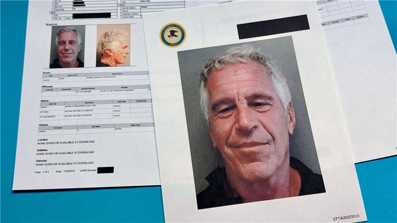 Dokumente mit geschwärzten Passagen zum Fall Epstein liegen auf einem Tisch. (Archivbild)