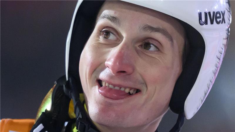 Domen Prevc führt im Gesamtweltcup. (Archivbild)