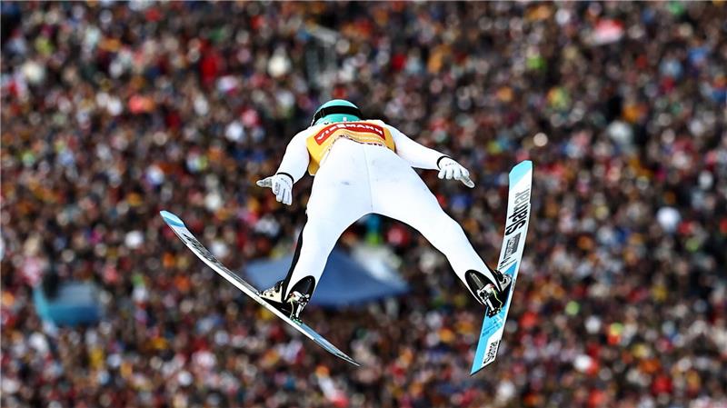 Domen Prevc glänzt vor voller Kulisse.