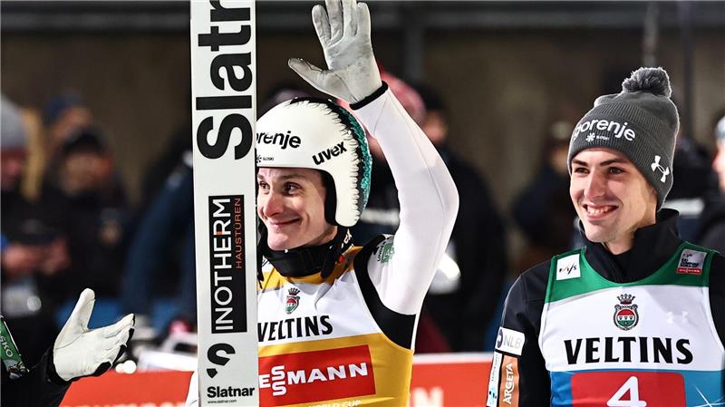Domen Prevc (l) freut sich über den Sieg, sein Landsmann Timi Zajc wird später disqualifiziert.