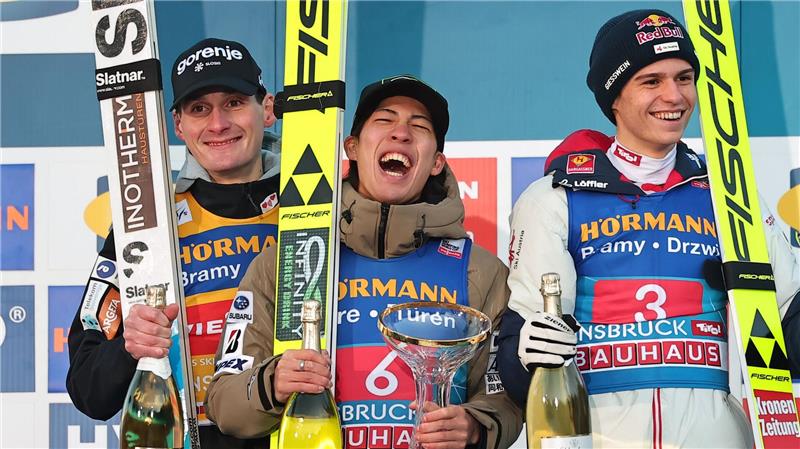 Domen Prevc (l) stand diesmal nicht als Sieger auf dem Podium.