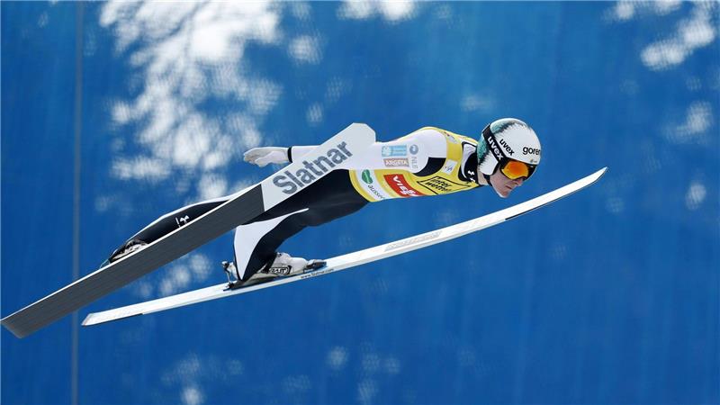 Domen Prevc siegte mit Schanzenrekord in Bad Mitterndorf.