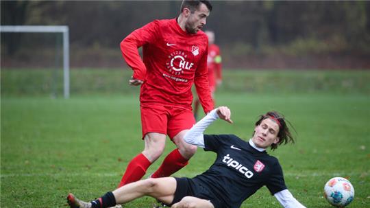 Groß Döhrens Domenik Weidner lässt den Schladener Malte Wallat ins Leere rutschen.