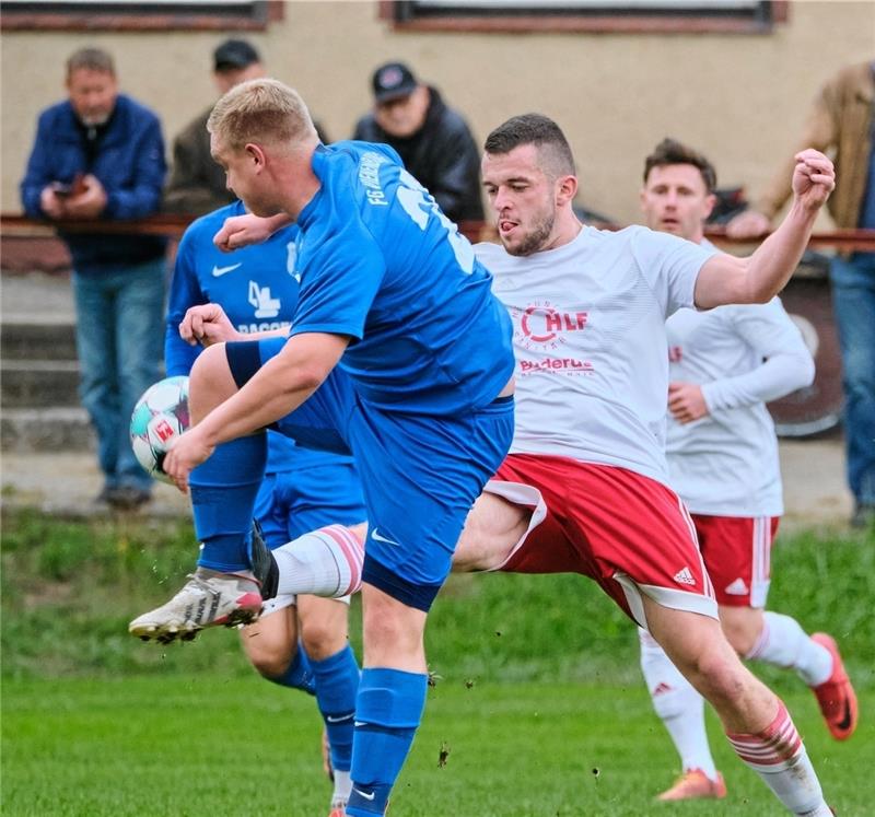 FC Groß Döhren hat zurzeit einfach Spaß – Sonntag kommt Liebenburg Domenik Weidner (re.) trifft mit dem FC Groß Döhren am Sonntag im Derby auf Tabellennachbar VfL Liebenburg. Foto: Drechsler