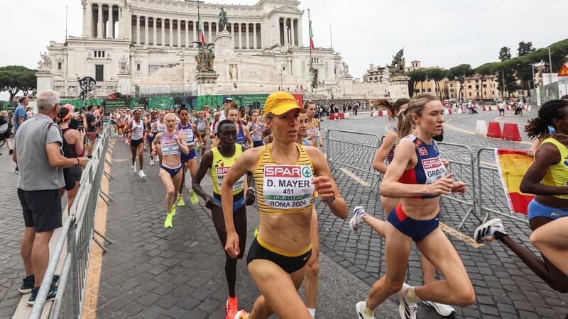 Hindernisläuferin Krause nach Babypause mit EM-Medaille Domenika Mayer läuft beim EM-Halbmarathon am Nationaldenkmal Viktor Emanuels II vorbei.