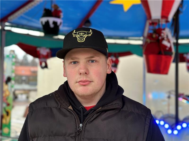 Wintermarkt Braunlage: Gast würgt Kinderkarussell-Betreiber Dominic Just aus Osterode steht mit seinem Kinderkarussell seit dem 16. Dezember beim Wintermarkt auf dem Platz Neue Mitte in Braunlage. Ein etwa 30 bis 40 Jahre alte Besucher, der am Dienstag nicht den Preis zahlen wollte, der auf der Tafel steht, hat seinen Hals umklammert und ihn gewürgt. Fotos: Eggers