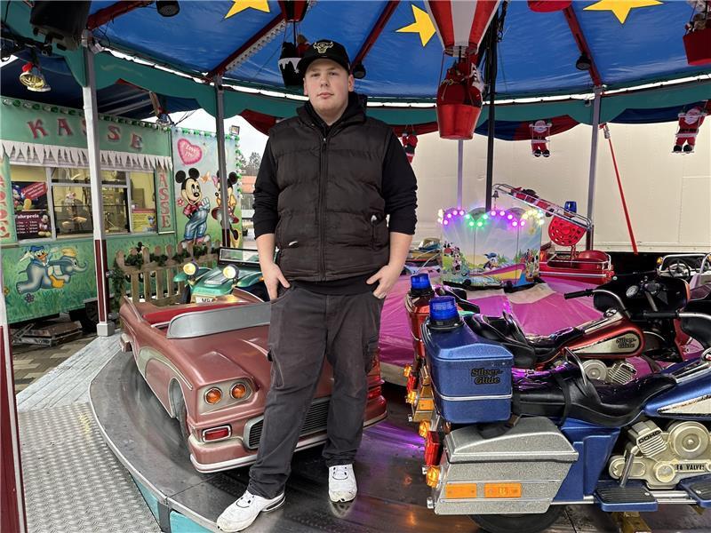 Wintermarkt Braunlage: Gast würgt Kinderkarussell-Betreiber Dominic Just vor seinem Kinderkarussell, das derzeit auf dem Wintermarkt in Braunlage steht. Foto: Eggers