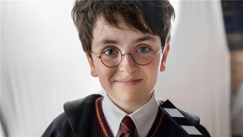 Dominic McLaughlin spielt Harry Potter.
