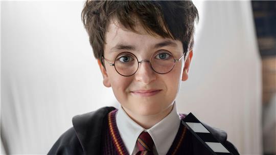 Dominic McLaughlin spielt Harry Potter.