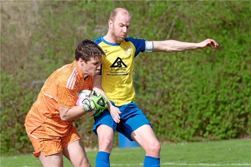 Vier Platzverweise beim Nachbarschaftsduell in Hahndorf Dominic Timm , Torwart der TSG Jerstedt, bekommt das Leder vor dem Wiedelaher Alexander Barke behaupten. Jerstedt holt am Ende durch ein 2:1 drei wichtige Punkte. Foto: Drechsler