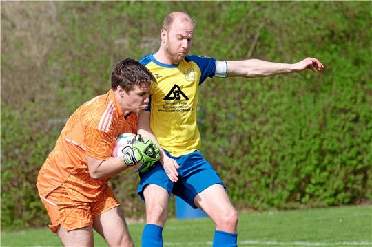 Dominic Timm , Torwart der TSG Jerstedt, bekommt das Leder vor dem Wiedelaher Alexander Barke behaupten. Jerstedt holt am Ende durch ein 2:1 drei wichtige Punkte. Foto: Drechsler