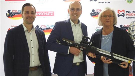Dominik Eberwien (l.) und André Hüsken (beide Volksbank Langelsheim eG) freuen sich mit Vereinschefin Astrid Rothhardt über das neue Spezialgewehr für Blinde und sehbehinderte Menschen.