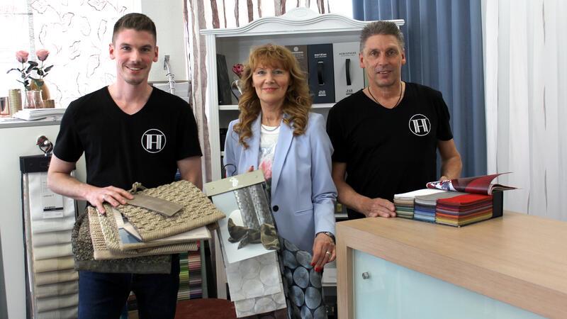 Neuer Name: „Hanke Raumausstattung“ Dominik Hanke (l.) mit seinen Eltern Petra und Jochen.
