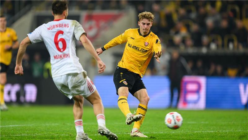Dominik Kother (r, Dynamo Dresden) erzielt das Tor zum 1:1.