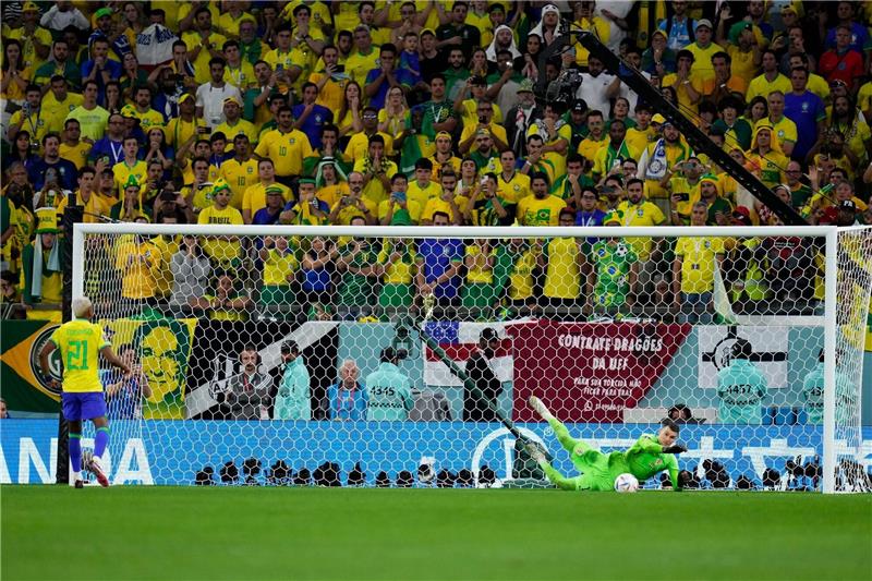 Neymar und Brasilien am Boden: Kroatien stoppt Seleção Dominik Livakovic pariert den Elfmeter von Brasiliens Rodrygo.