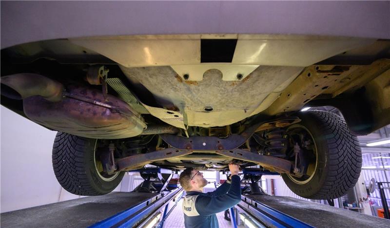 Hauptuntersuchung: Weniger Autos durchgefallen Dominik Müller, Sachverständiger vom TÜV-Nord, überprüft bei einer Hauptuntersuchung in Hannover einen PKW.