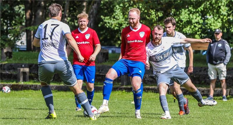 Dominik Sand (r.) von der SVG Oberharz bedrängt in diesem Zweikampf Eike-Kristof Stolzenburg von der SG Ildehausen/Kirchberg. Diese kassiert in Clausthal-Zellerfeld am Ende eine 2:4-Niederlage.