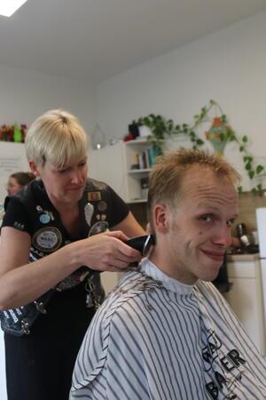 Dominik Schulz nutzt schon zum zweiten Mal das Angebot der Barber Angels. Zum Abschluss rasiert ihm Yvonne Kallniskies den Nacken.