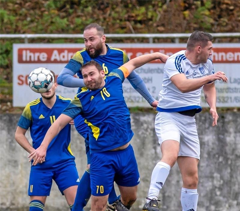 Dominik Zellmer (3. v. li.), hier in der Partie gegen Union Salzgitter, markiert den Anschlusstreffer für den VfL Oker gegen Germania Wolgfenbüttel. Am Ende heißt es 2:2. Foto: Drechsler