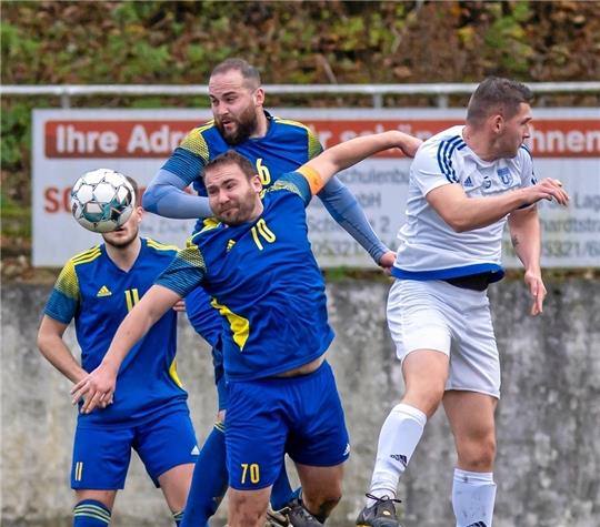 Dominik Zellmer (3. v. li.), hier in der Partie gegen Union Salzgitter, markiert den Anschlusstreffer für den VfL Oker gegen Germania Wolgfenbüttel. Am Ende heißt es 2:2. Foto: Drechsler