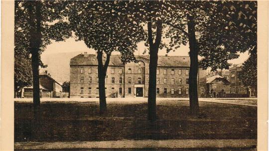 Domkaserne mit Nebengebäuden, errichtet 1832. Am rechten Bildrand sind die Kaiserbleek-Kaserne und die Krahmer-Möllenberg-Kaserne zu erkennen. (Postkarte Archiv Werner ca. 1920)