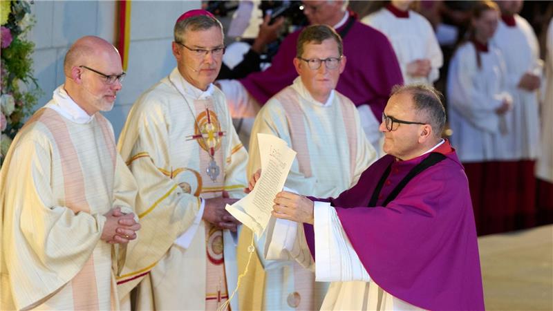 Dompropst Hans-Bernd Köppen präsentiert die Ernennungsurkunde des Papstes. 