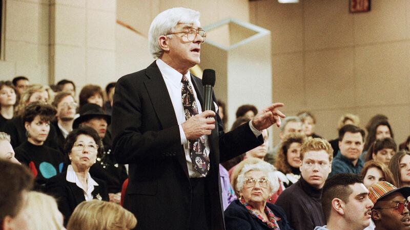 US-Talkmaster Phil Donahue mit 88 Jahren gestorben Donahue diskutierte mit seinen Gästen oft kontroverse Themen und ging oft auch mit dem Mikrofon ins Publikum.