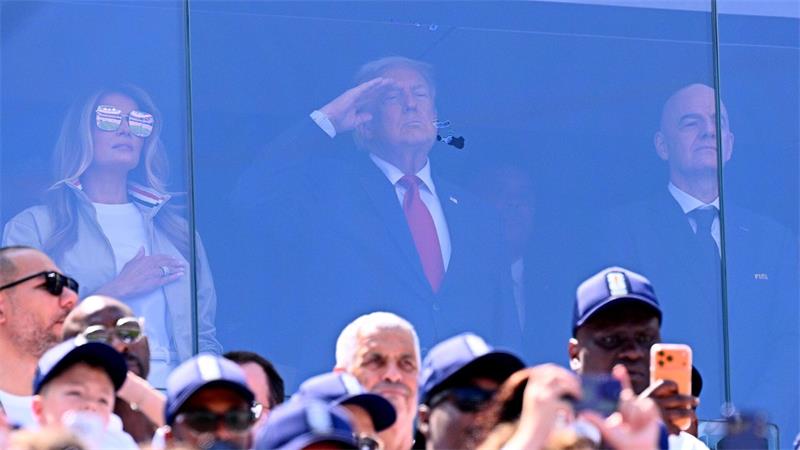 Pfiffe und Forderungen: So lief Trumps Auftritt beim Finale Donald Trump (M) verfolgte das Spiel zwischen seiner Frau Melania und FIFA-Präsident Gianni Infantino.