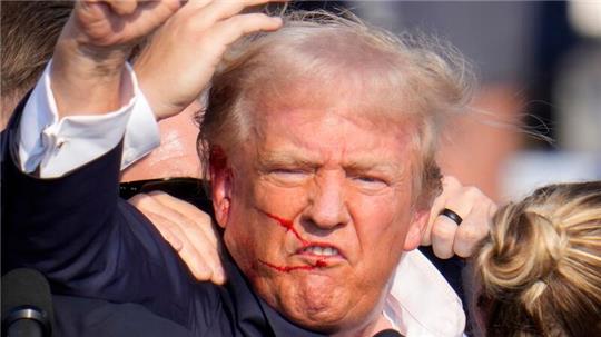 Donald Trump ballt die Hand zur Faust, kurz nachdem auf ihn geschossen wurde. T-Shirts mit Fotos von diesem Moment wurden schnell von chinesischen Online-Händlern angeboten. 