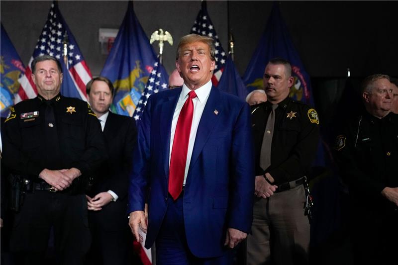 Donald Trump bedient sich regelmäßig radikaler Rhetorik, tut sich mit rassistischen Aussagen hervor und hetzt gegen Minderheiten.