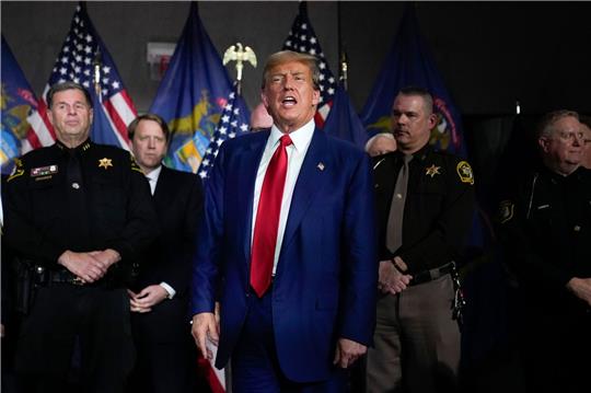 Donald Trump bedient sich regelmäßig radikaler Rhetorik, tut sich mit rassistischen Aussagen hervor und hetzt gegen Minderheiten.