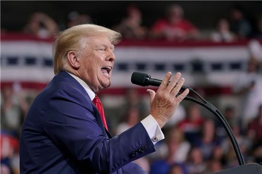 Donald Trump bei einer Kundgebung in Pennsylvania. Dem ehemaligen US-Präsidenten geht es derzeit in gleich mehrerern Fällen juristisch an den Kragen.