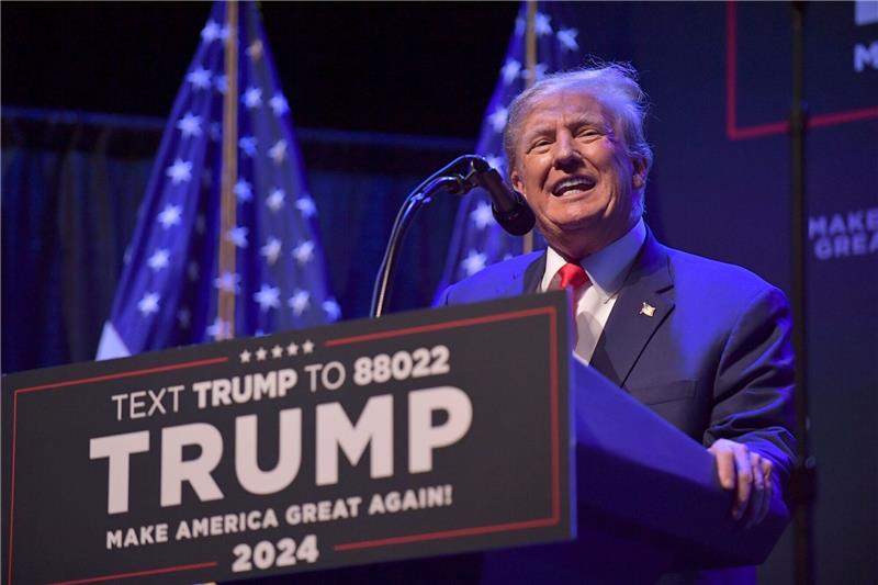 Trump erwartet Festnahme am Dienstag und fordert Proteste Donald Trump bei einer Wahlkampfveranstaltung in Davenport, Iowa.