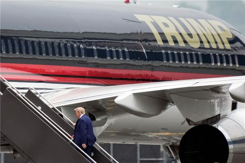 Polizei vor Trumps Gerichtstermin: Wir sind vorbereitet Donald Trump besteigt am Flughafen Newark sein Flugzeug, um nach Miami zu fliegen.
