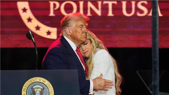 Donald Trump betrat nach Erika Kirk die Bühne. Am Ende nahm er sie in den Arm.