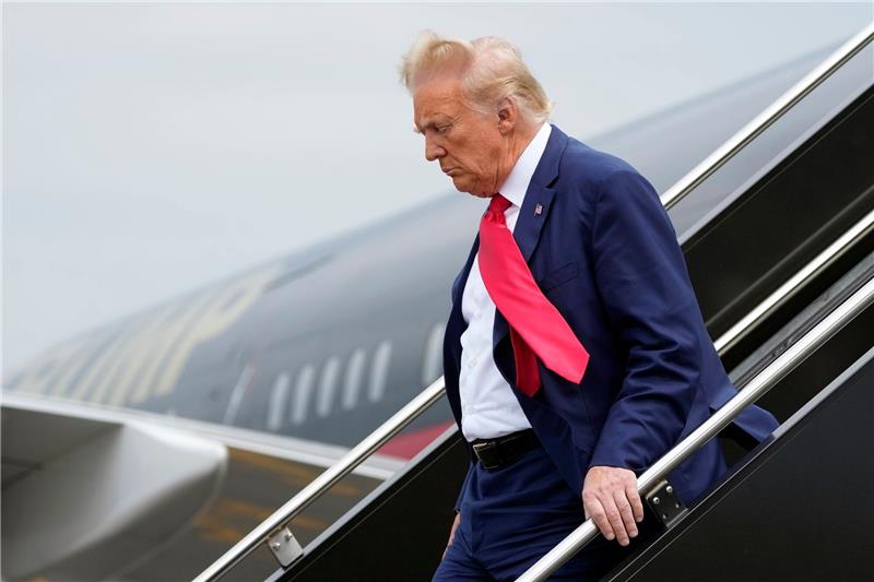 Amerikas Trauma, Trumps Rückkehr: Ex-Präsident vor Gericht Donald Trump, ehemaliger Präsident der USA, kommt auf dem Ronald Reagan Washington National Airport an.
