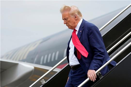 Donald Trump, ehemaliger Präsident der USA, kommt auf dem Ronald Reagan Washington National Airport an.