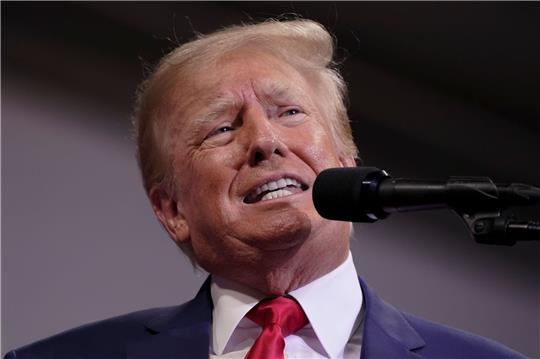 Donald Trump, ehemaliger Präsident der USA,  spricht bei einer Kundgebung.