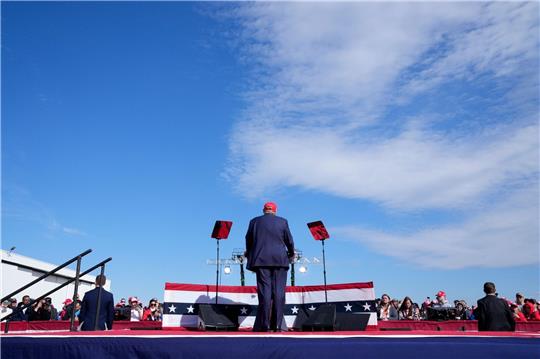 Donald Trump, ehemaliger US-Präsident und republikanischer Bewerber um die Präsidentschaftskandidatur, spricht bei einer Wahlkampfveranstaltung.