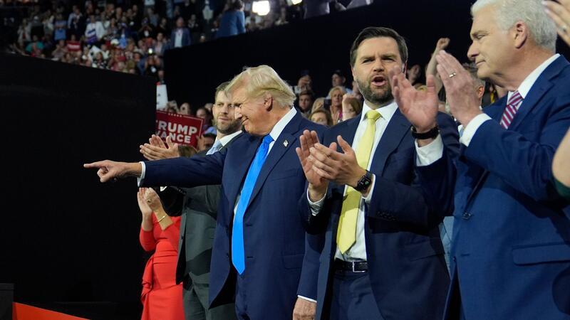 Donald Trump hat sich beim Parteitag der Republikaner erneut feiern lassen. An seiner Seite: Der frisch gekürte Vize J.D. Vance.