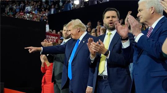 Donald Trump hat sich beim Parteitag der Republikaner erneut feiern lassen. An seiner Seite: Der frisch gekürte Vize J.D. Vance.