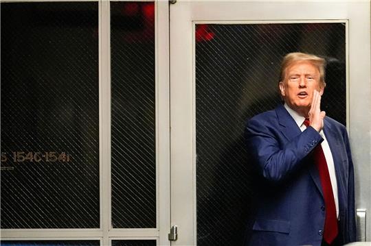 Donald Trump ist in dem Schweigegeld-Verfahren unter anderem wegen Fälschung von Geschäftsunterlagen angeklagt.